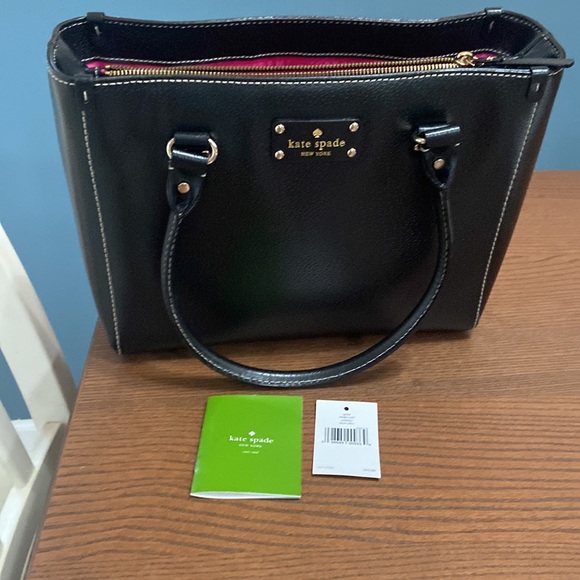 I’m selling Kate Spade handbag. Never used. - Picture 3 of 5